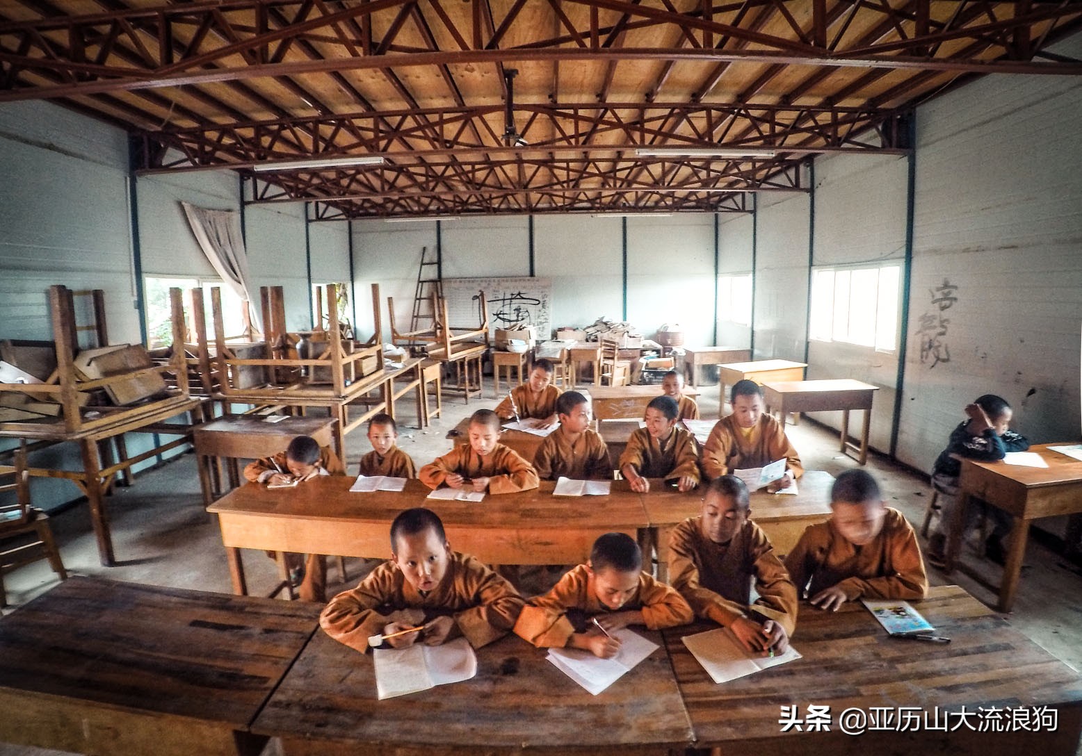 中缅边境的佛寺,旅途中遇到藏区僧人