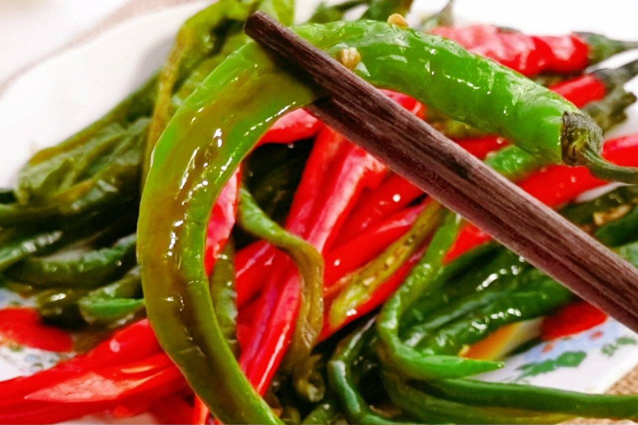 10斤青辣椒腌制几天能吃,把辣椒放进坛子里