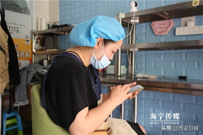 90后女孩摆摊卖凉皮,90后女人摆摊卖凉皮