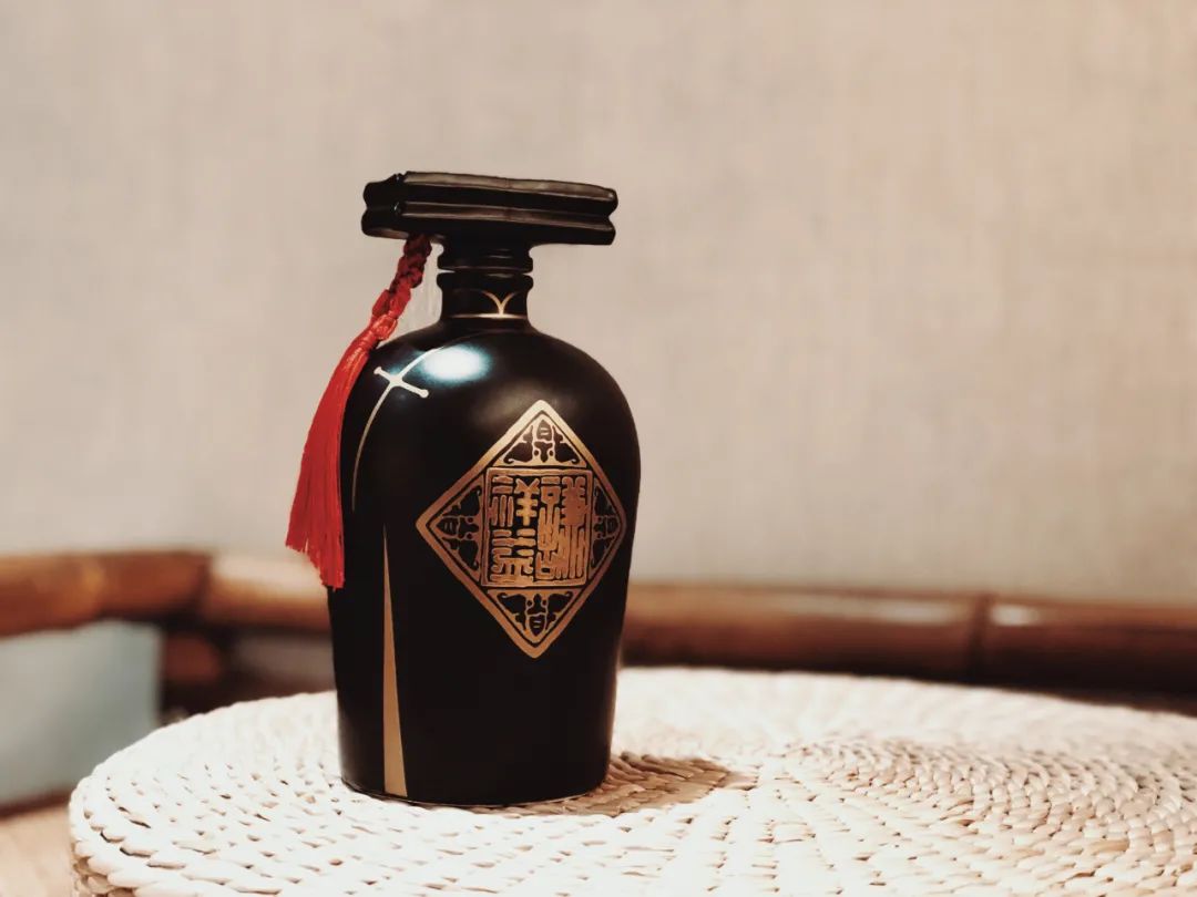 谦之品丨一杯酒，让一切归哏