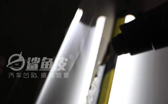 车门棱角凸陷如何无痕修复,别克车门深凹痕无痕修复案例