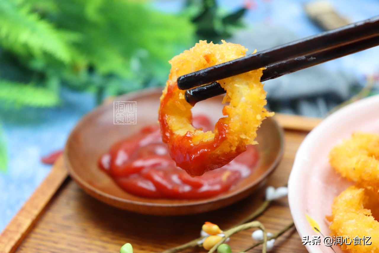 家中自制香酥鱿鱼圈,香酥鱿鱼圈炸制过程