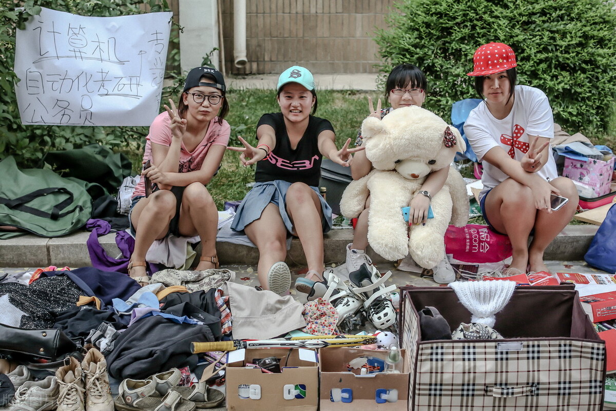 卖袜子地摊最快赚钱模式,摆地摊卖袜子一年赚100万是真的吗