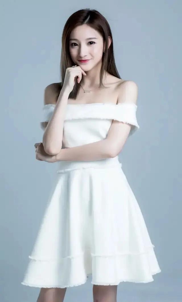 马凡舒首次主持天下足球,央视足球主持马凡舒