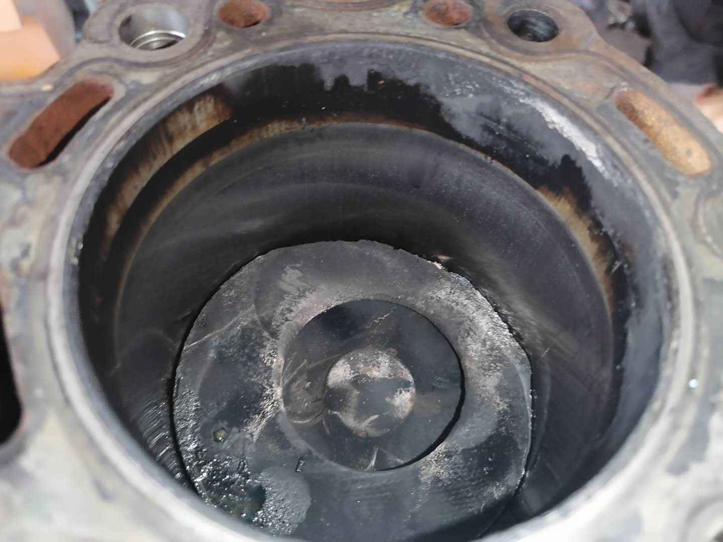 发动机冒白烟蓝烟烧机油,尾气大量冒蓝烟要不要大修发动机