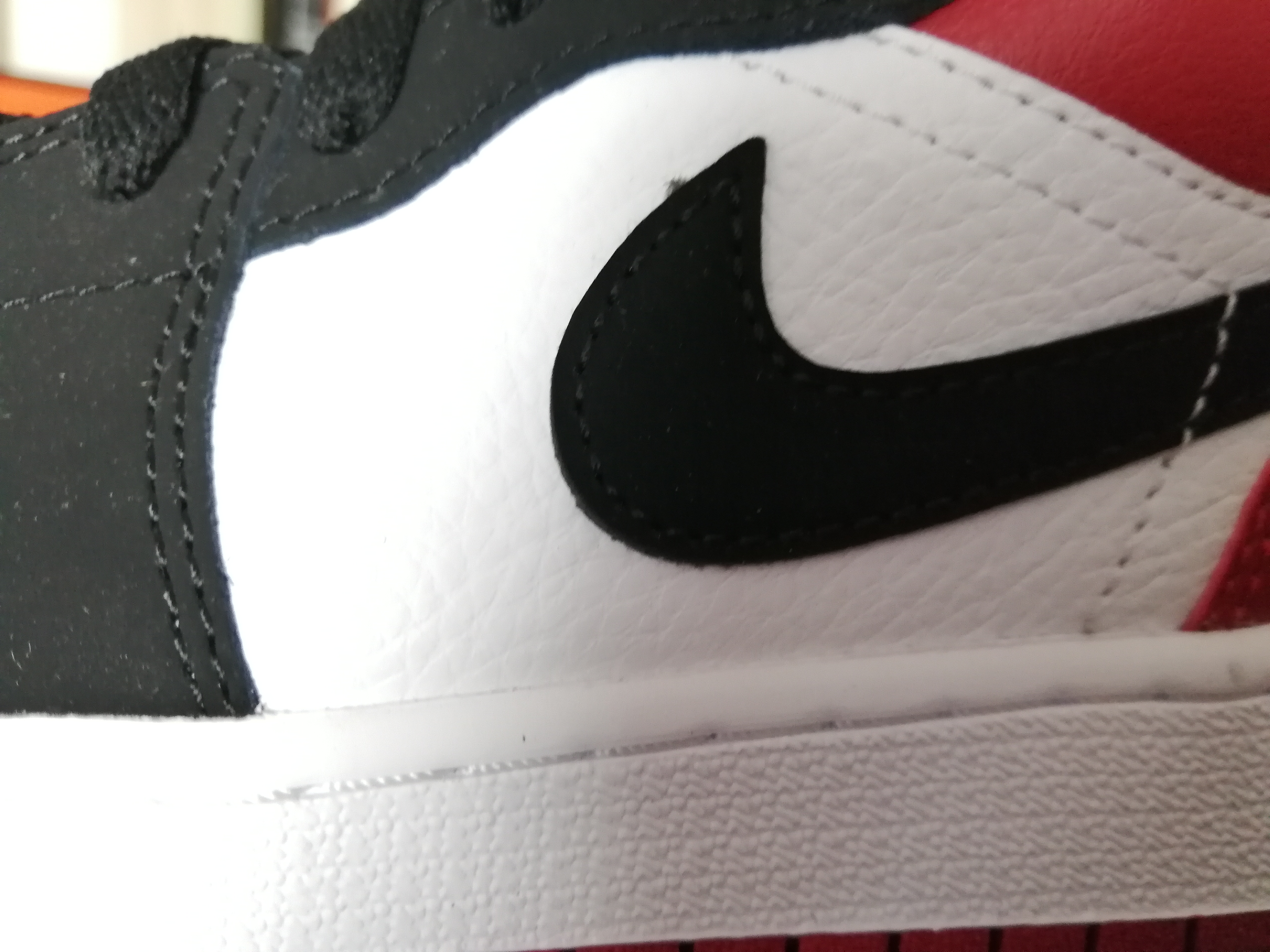 aj1黑黄脚趾低帮二手行情,aj1新款黑红脚趾值得买嘛