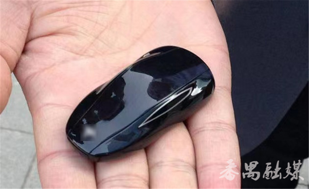 “玩具车”实为“豪车”？捡到车钥匙的他，接下来的操作太暖了