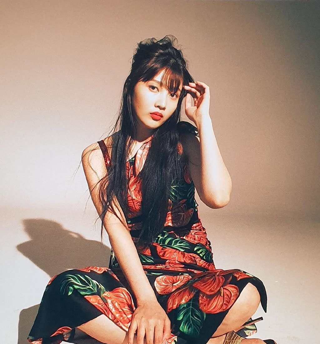 朴秀荣碎花裙,朴秀荣穿黑色连衣裙