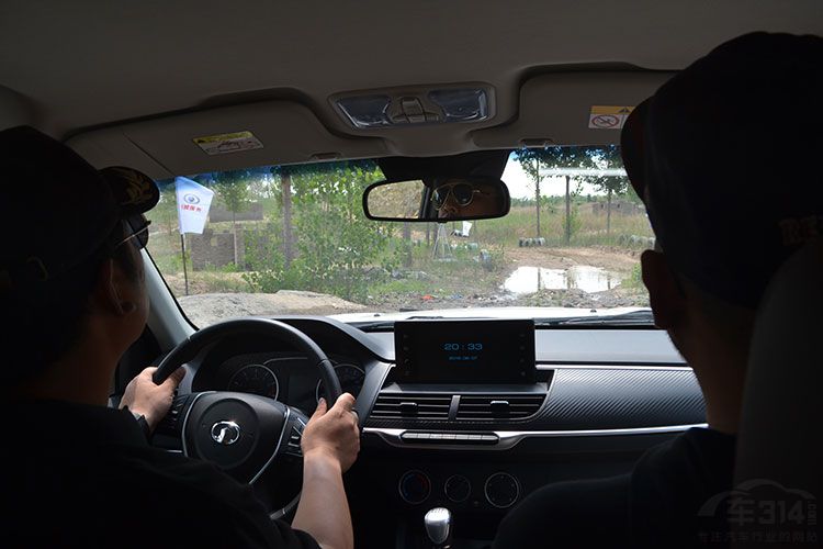 19款长城皮卡风骏7越野视频,中国生产的6驱皮卡