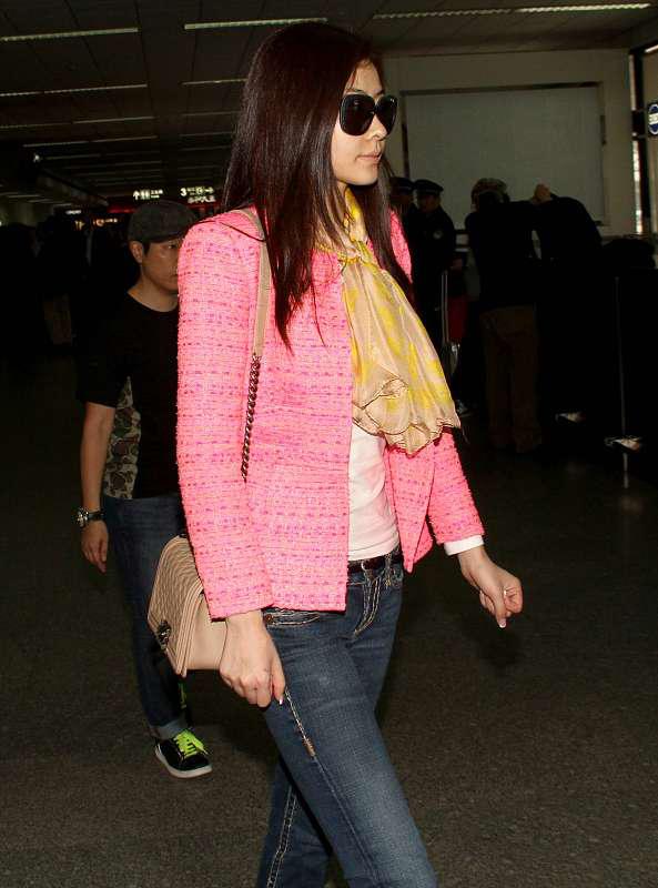 40岁熊黛林素颜出镜整理衣物,熊黛林最新出镜照片