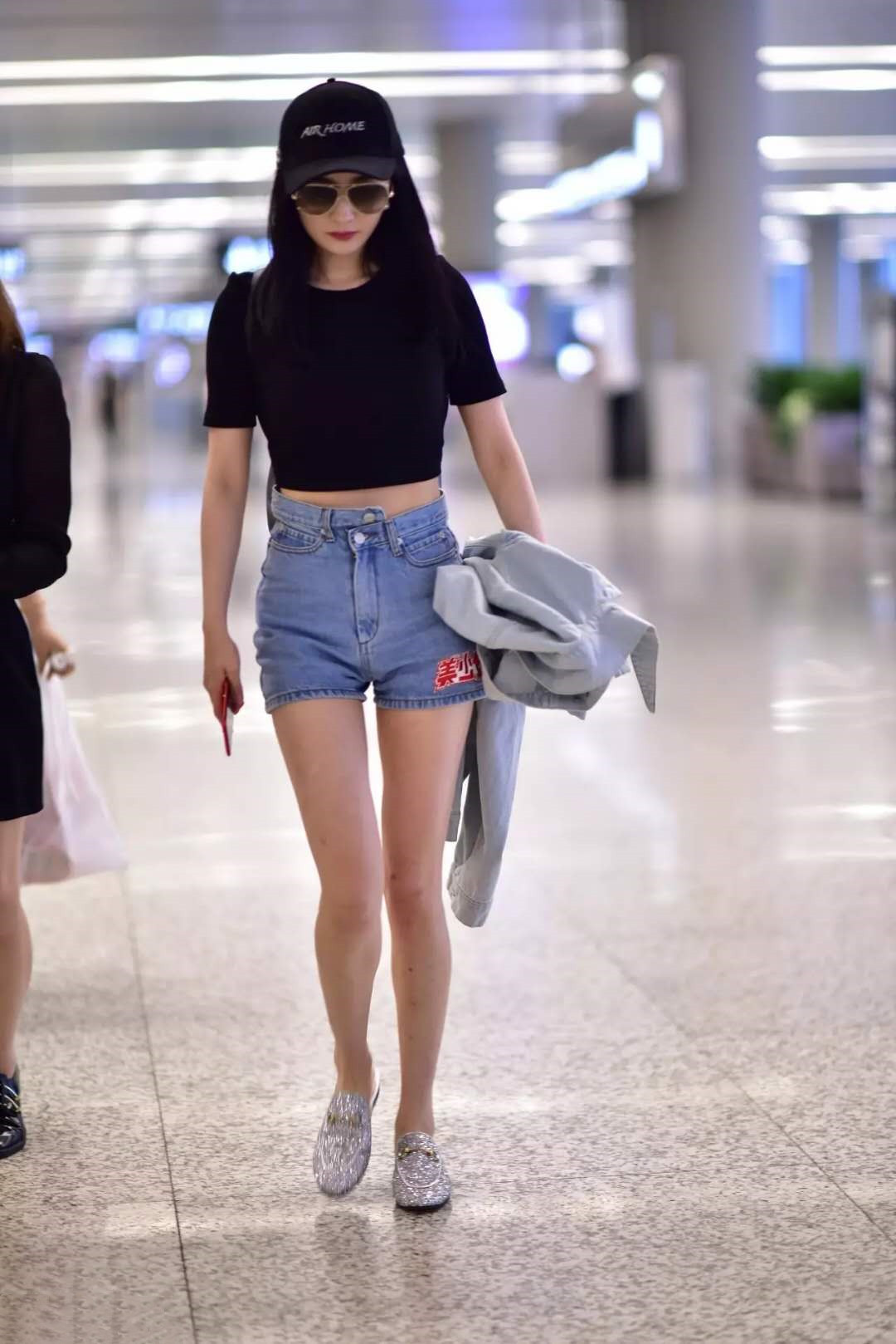 张柏芝又作妖了？肚兜剪掉一块当上衣，肚脐太抢镜