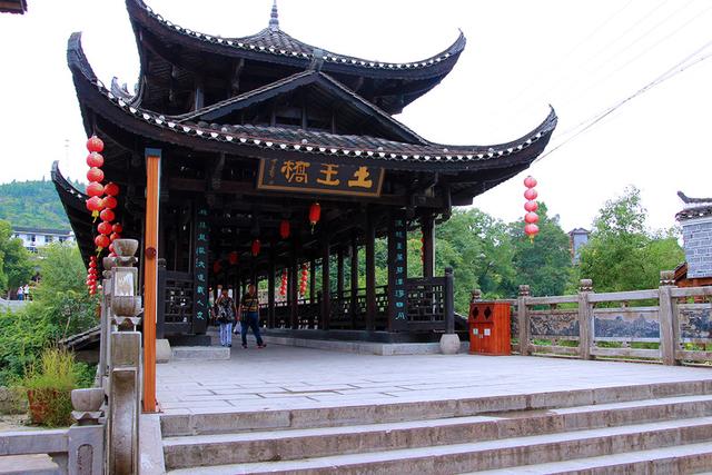 芙蓉古镇和千户苗寨哪个更值得去,芙蓉镇和千户苗寨哪个好玩