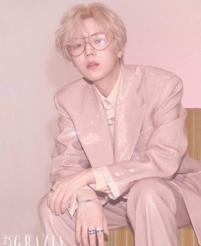 鹿晗最新广告大片曝光，粉色服装混血感满满，内娱颜值天花板