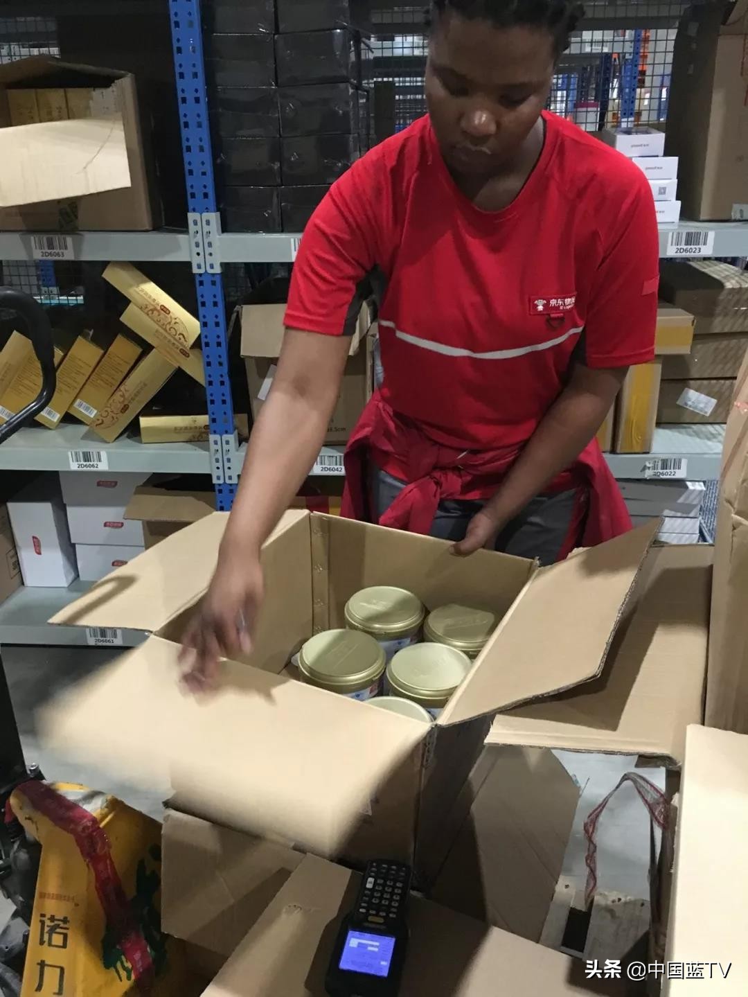 大家好，我们来自南非，正在帮杭州人打理快递