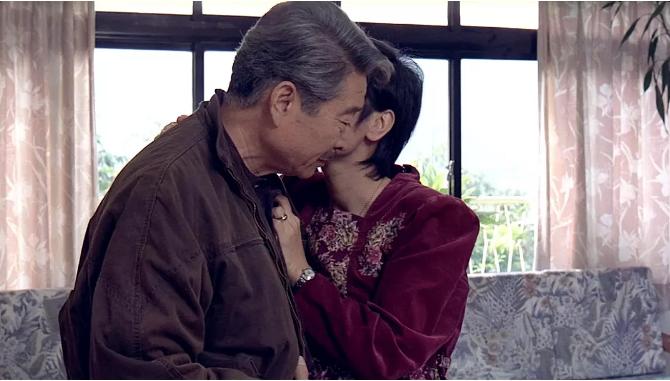 再看《饮食男女》，那些沉默又孤独的中国父亲，正在被时代所打败