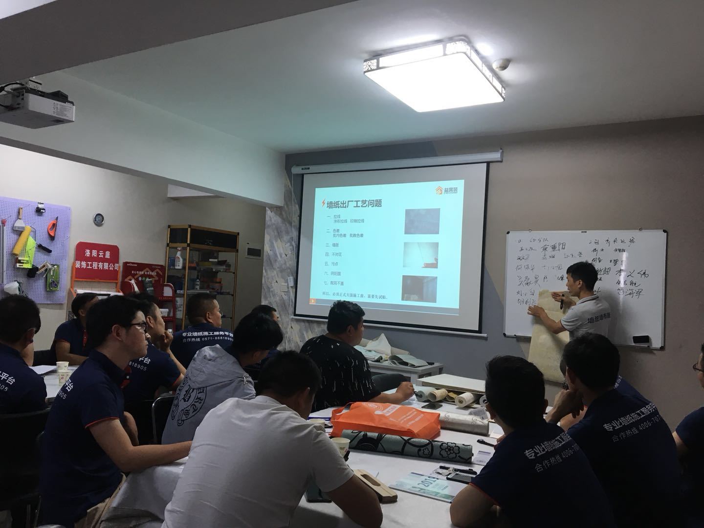 贴墙布如何贴在墙上,墙布粘贴方法墙贴