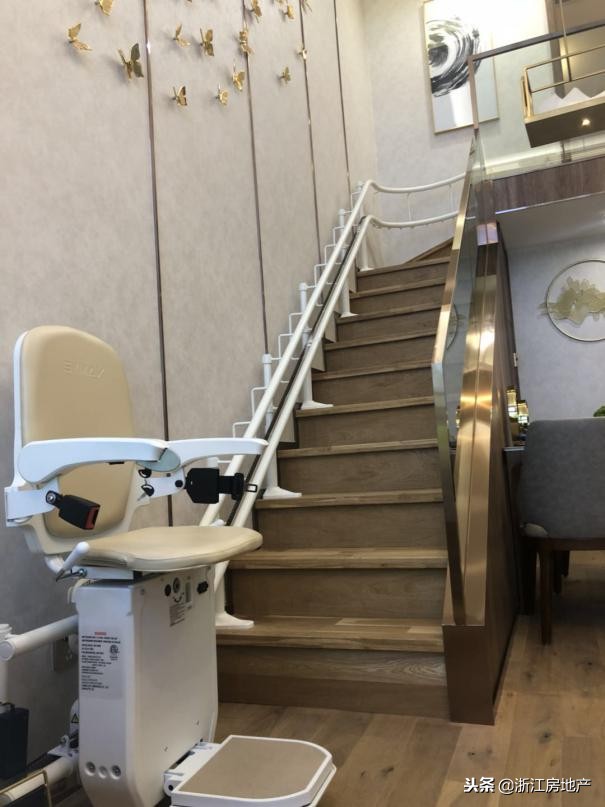 广宇东港空间loft出售,带阳台loft公寓样板间