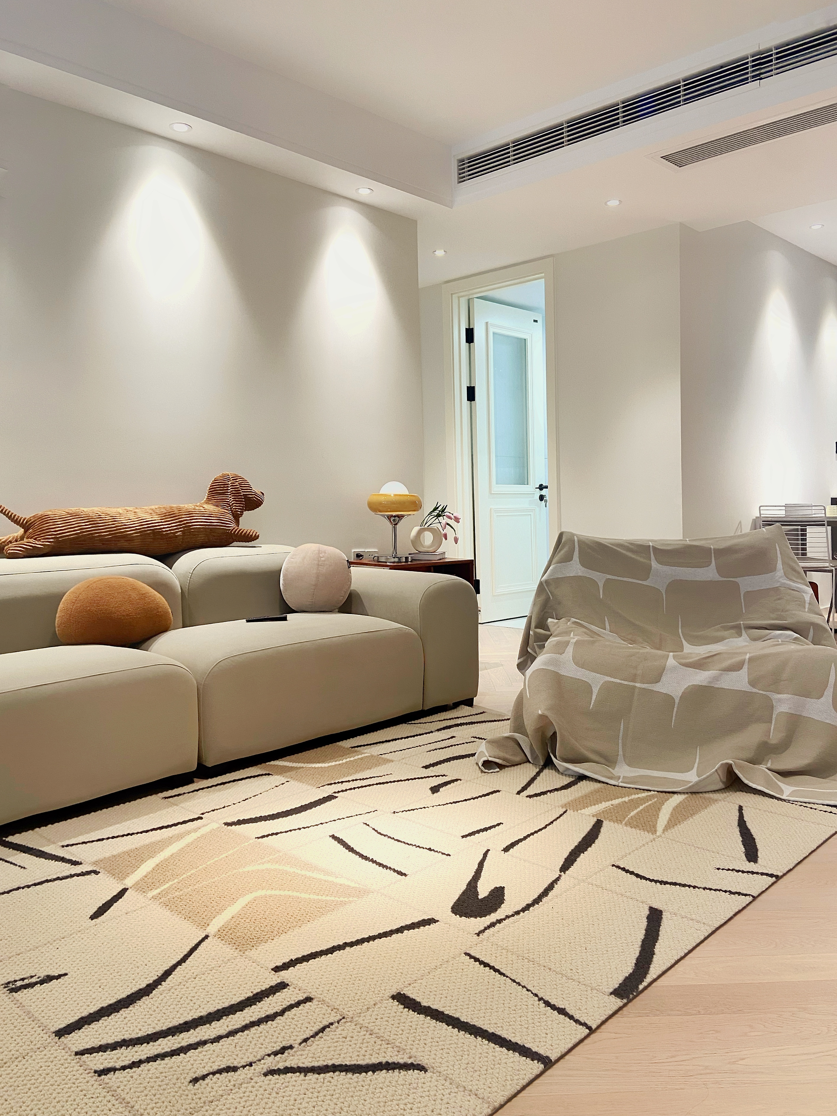 无沙发无茶几客厅设计,客厅极简无茶几设计