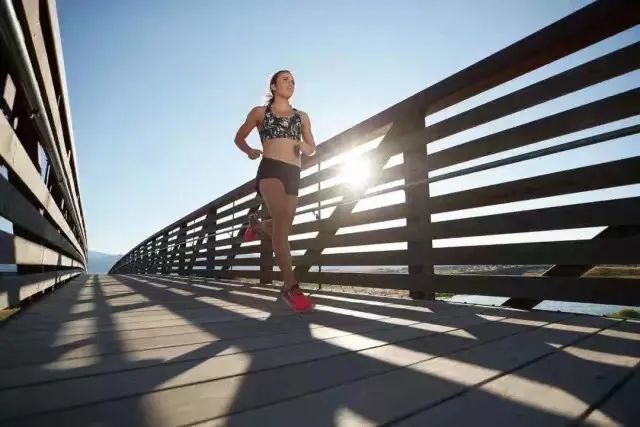 跑步机和户外跑步哪个更轻松,跑步机和户外跑步的区别有多大