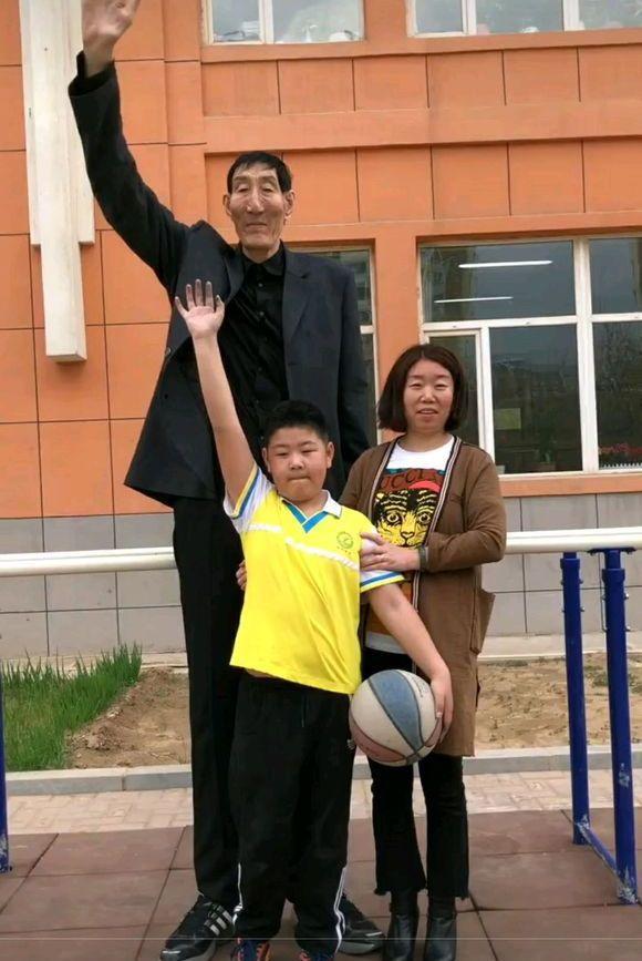 前中国“第一巨人”，当初不顾医生劝阻执意生子，如今孩子怎样了