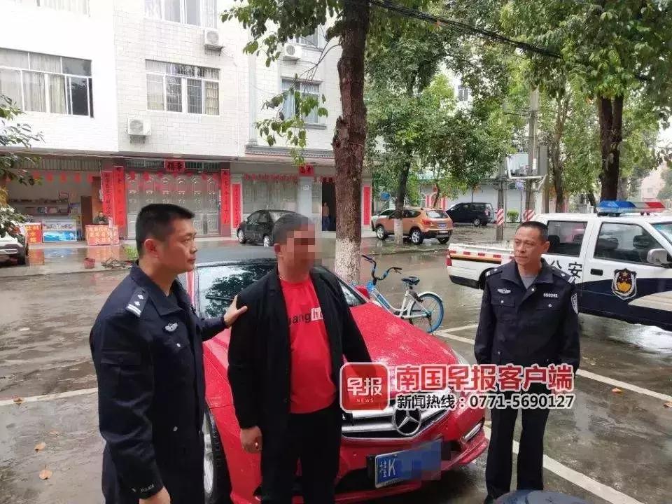 小孩开小车被警察抓了,小男孩开车被警察抓