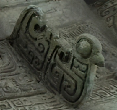 三星堆三号坑出土的青铜神坛文物,三星堆再出土青铜大面具