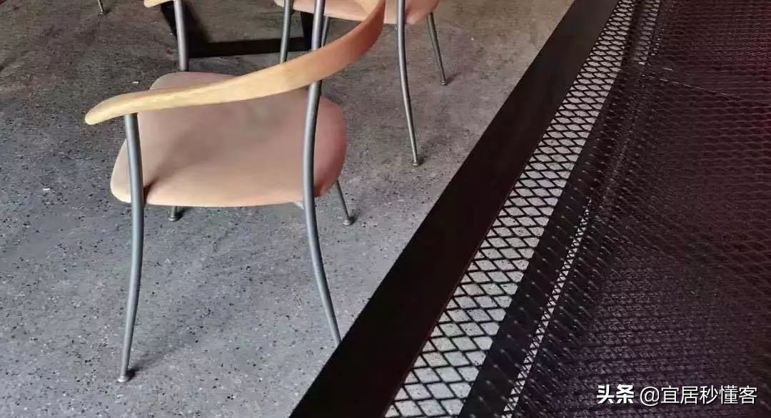 98年纹身师一人宅,酷炫工业风,家里一半面积是客厅