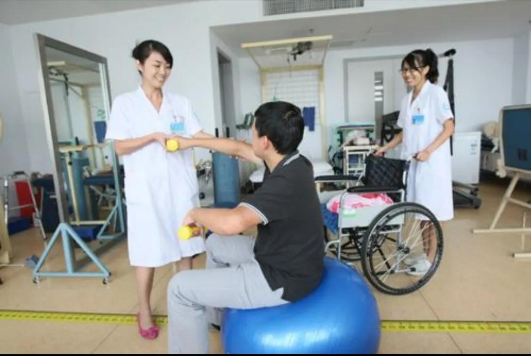 医院里不仅有医生和护士，还有技师，又称康复治疗师