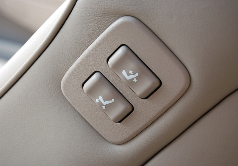 情怀皇冠12代,2005年丰田12代皇冠3.0