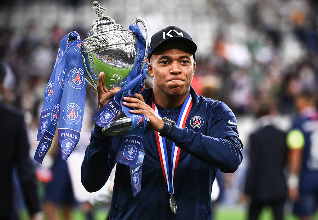 姆巴佩被铲几次,姆巴佩被飞铲