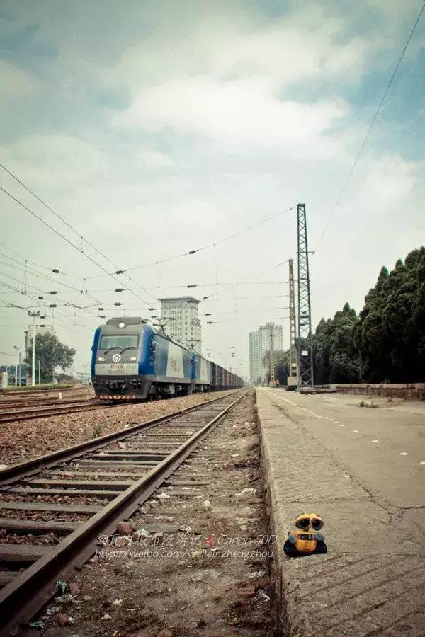 郑州的高架桥上看火车，铁龙慢游咣~咣~铛~铛