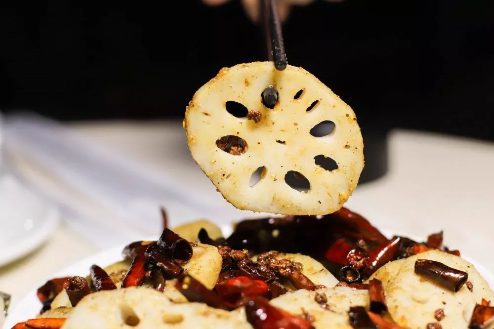 西双版纳告庄西双景星光夜市，为什么那么多人喜欢她？