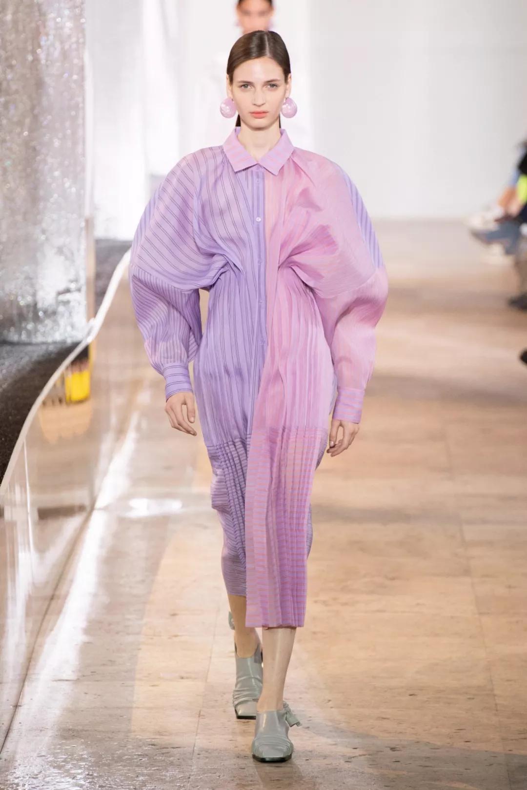 2020流行什么颜色的衣服,今年最流行的衣服颜色是什么颜色