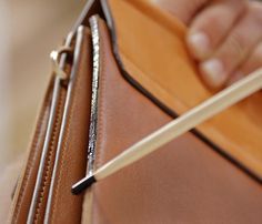 揭开秘密：深入了解仿制奢侈品生产全过程。