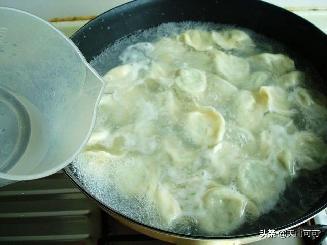 煮饺子怎么知道饺子熟没熟,煮饺子怎么判断熟了没