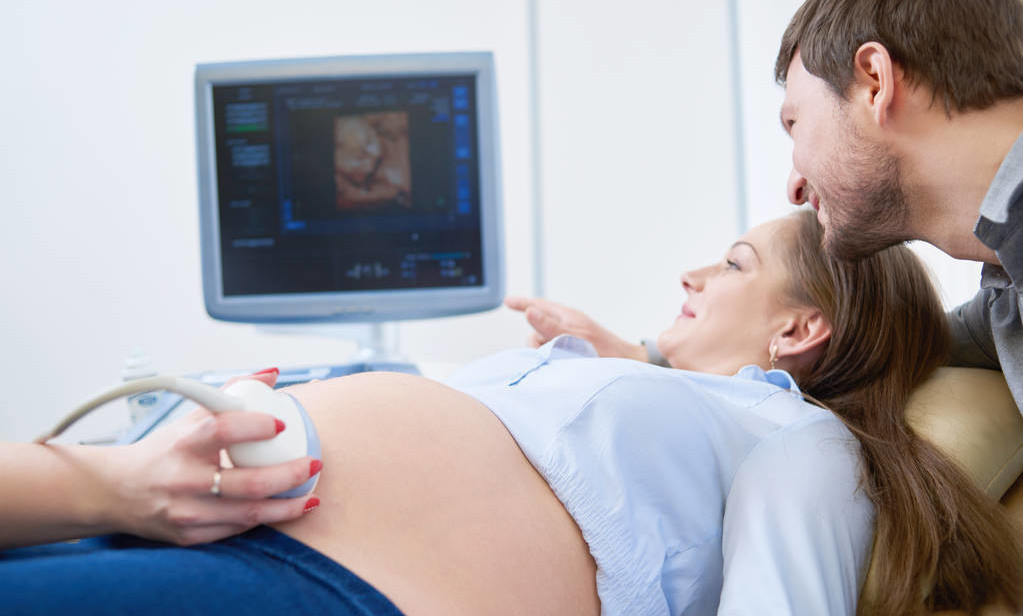 高龄生娃是“整容”，张柏芝三胎儿子长大后，网友：差点没认出来