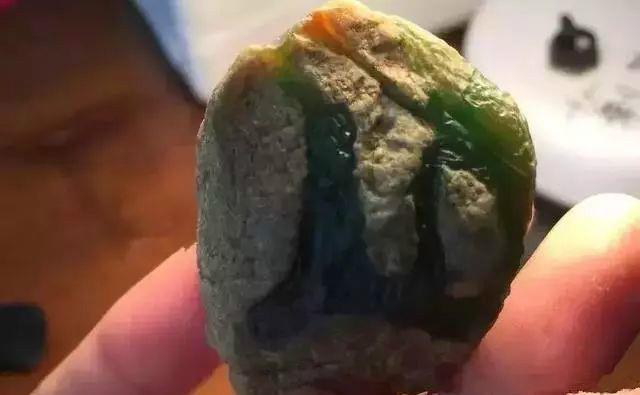 又靓又便宜的翡翠原石,翡翠原石市场小精品