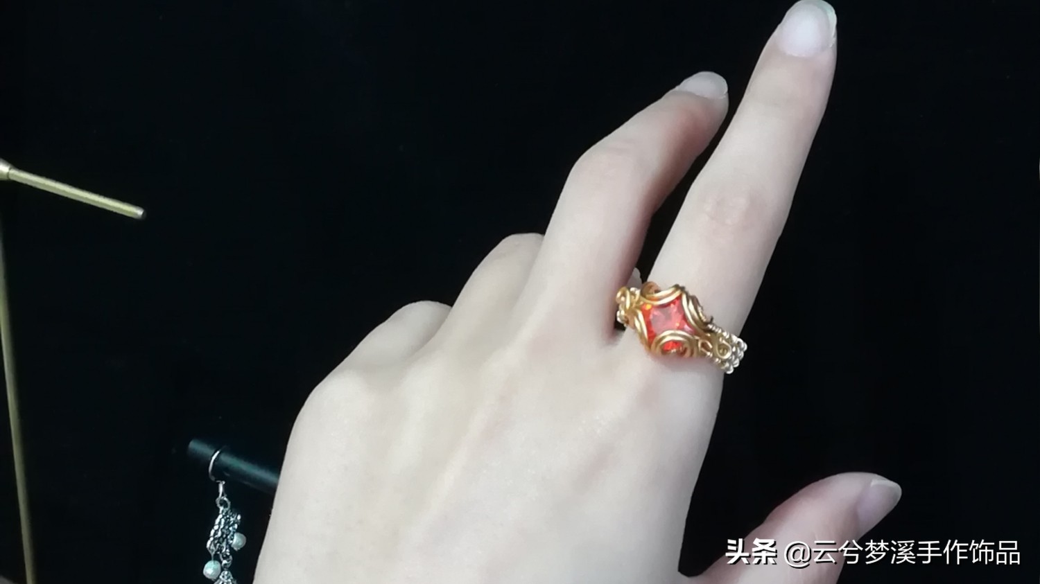 戒指最简单的绕线方法,一根扭扭棒蓝宝石戒指教程