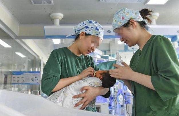 孕后期胎宝太活跃,胎宝会给孕妈带来哪些尴尬