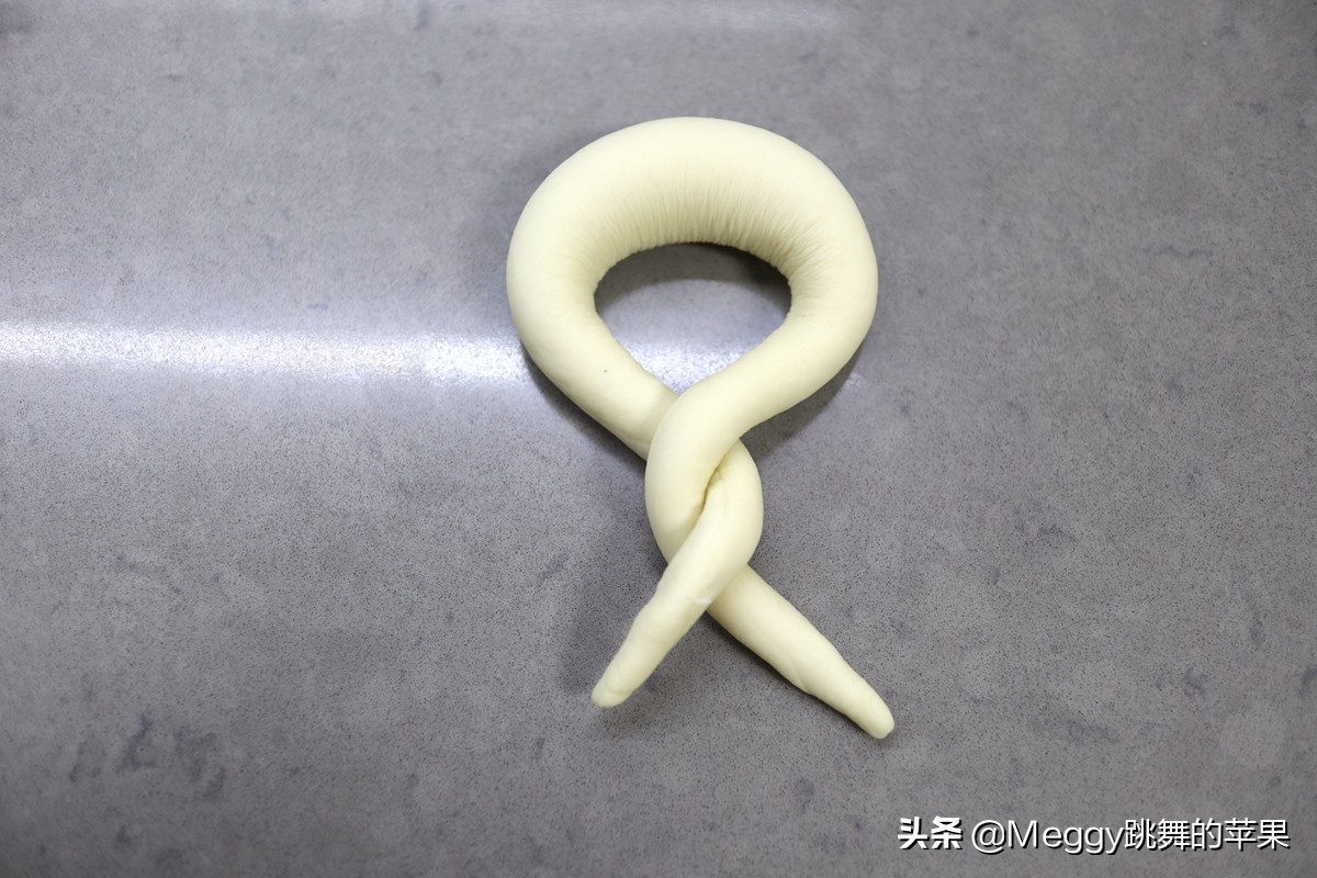 77岁老妈最爱吃的面包，口感扎实，造型美观，德国人喝啤酒必备