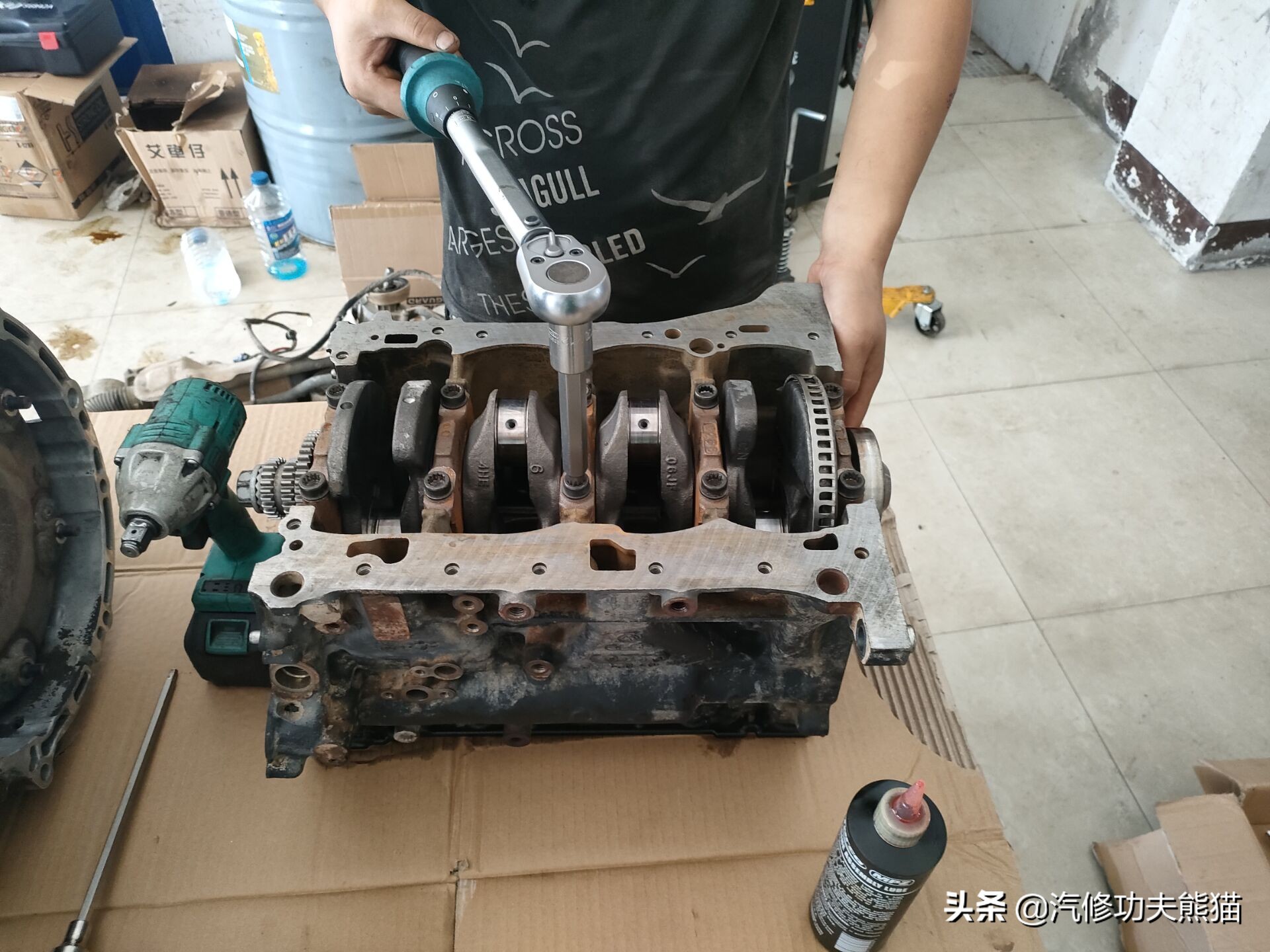 老途观发动机漏油维修,老途观涡轮增压器漏油维修多钱