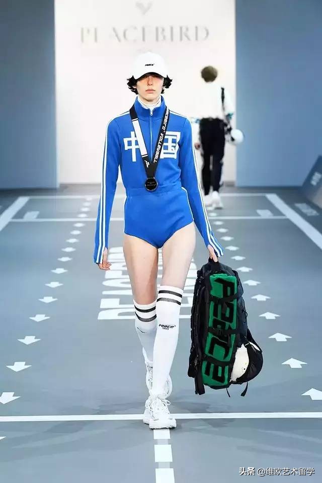 太平鸟时装发布会,太平鸟联名绿色外套