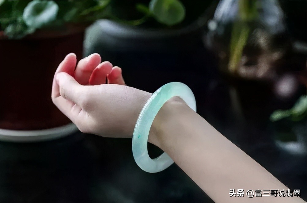 翡翠行家怎么买货的,翡翠手镯小知识买翡翠该避免的坑