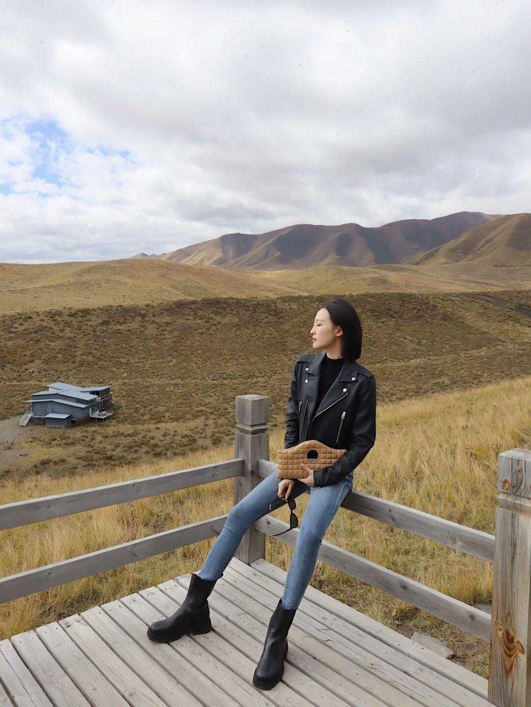 儿童黑色皮夹克搭配蓝色牛仔裤,黑色机车皮夹克搭配什么牛仔裤