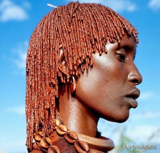 非洲原始部落的“时尚”装扮