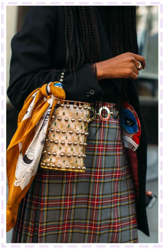 丝巾有哪些时髦又高级的搭配,简单丝巾穿出高级感