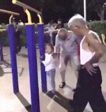 街头健身有些人不懂健身就瞎练,农村大爷习武健身一身肌肉