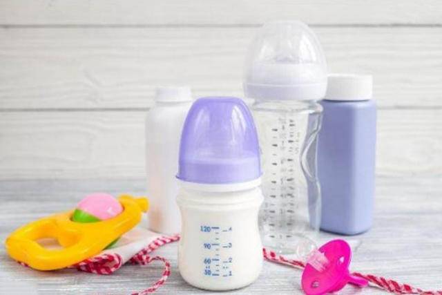 奶瓶选玻璃的还是硅胶的,玻璃奶瓶好还是硅胶奶瓶好