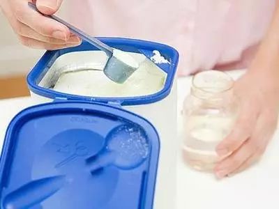 奶粉和米粉怎么一起冲才是正确的,冲调奶粉的正确方法视频教程