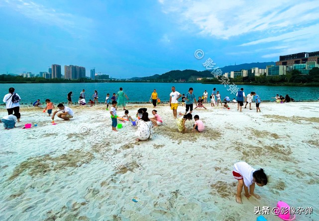 长沙梅溪湖小孩玩沙子,长沙梅溪湖游玩孩子